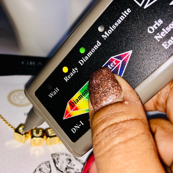 VVS gra certified diamond moisannitte pendant for a queen, passes diamond tester - Picture 6 of 6